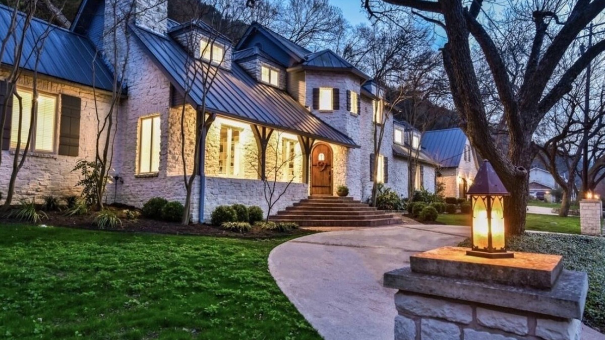 Rivercrest House | ⭐️Luxury Lake Austin: Pool, Hot Tub, Chef, Waterfront Dock & Pizza Oven⭐️
