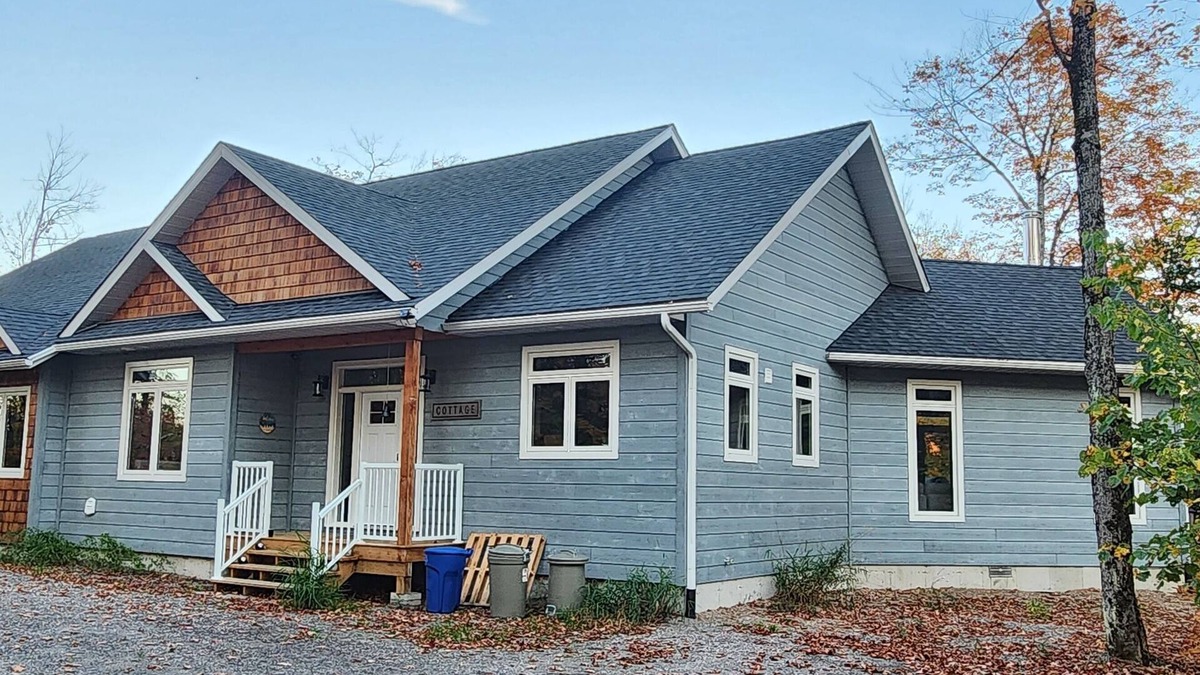 Dunchurch Cottage | Luxury Lake Cottage with a rustic vibe just 2.5hrs away from GTA.