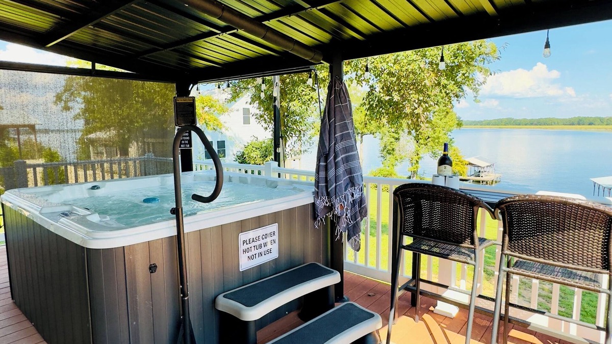Jonesboro House | Luxury lake escape- golf cart,private beach area,boathouse,fishing lights,kayaks