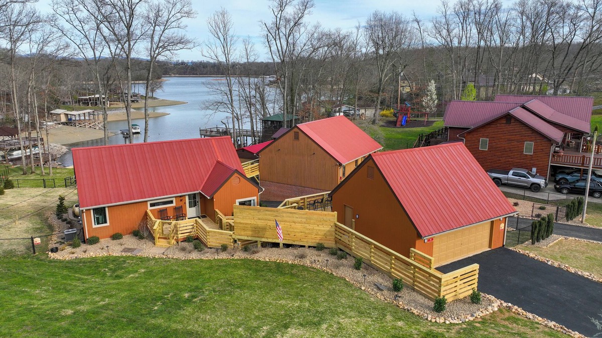 Oak Grove House | Luxury Lake Front Stay in Johnson City, TN!