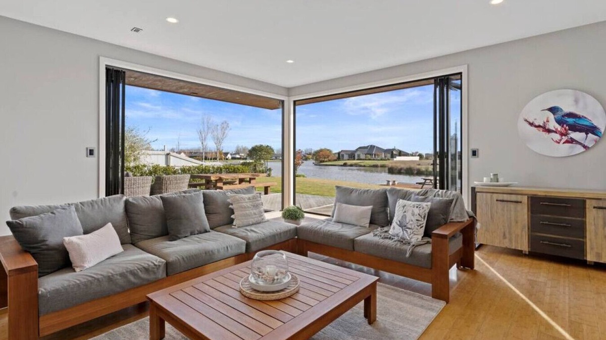 Huntingdon House | Luxury Lake Hood Holiday Home