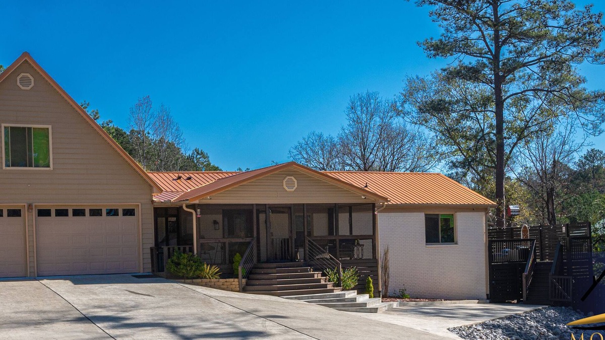 Shelby House | LUXURY LAKE HOUSE & DOG CONDO