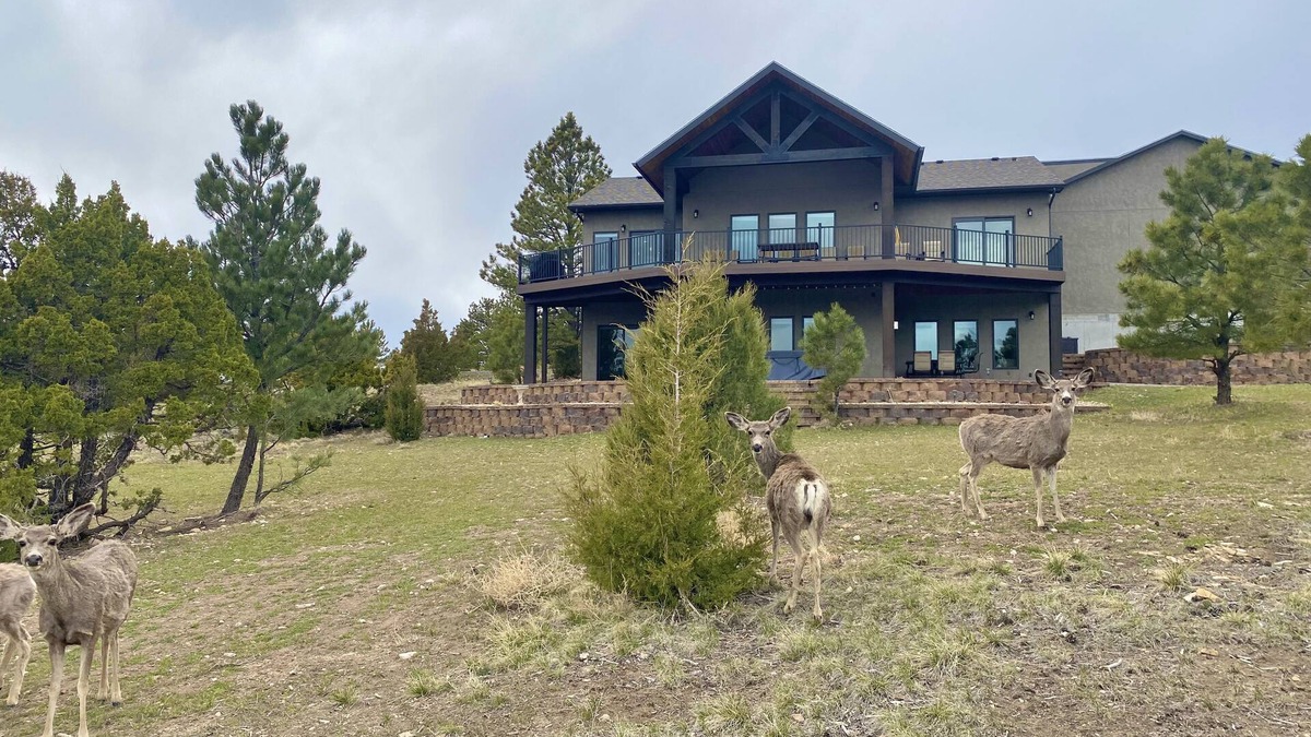Glendo House | Luxury Lake House with Amazing Views of Glendo Lake and Mountains