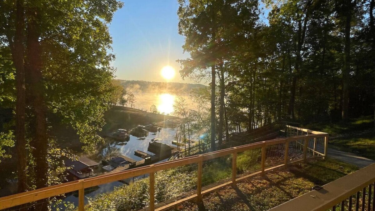 Scottsville House | Luxury lake nest, private docks, hot tub, game and kid room, year round Lakeview