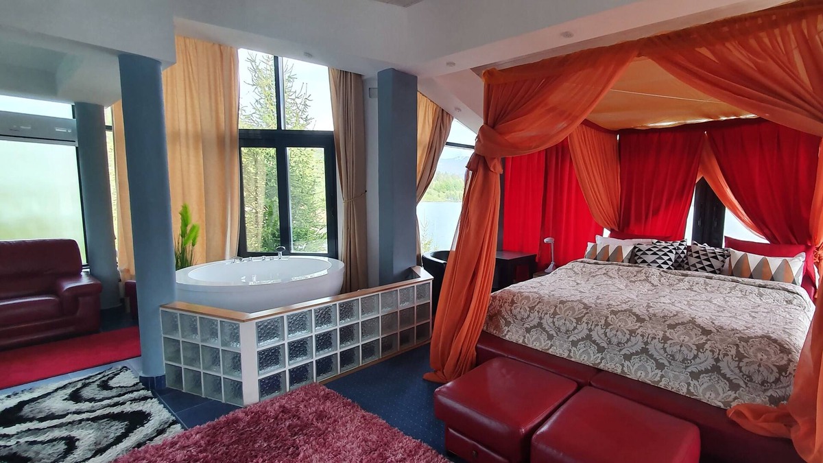 Bistrita Bargaului House | Luxury lake-side French Villa lakefront w/view, hot-tubs