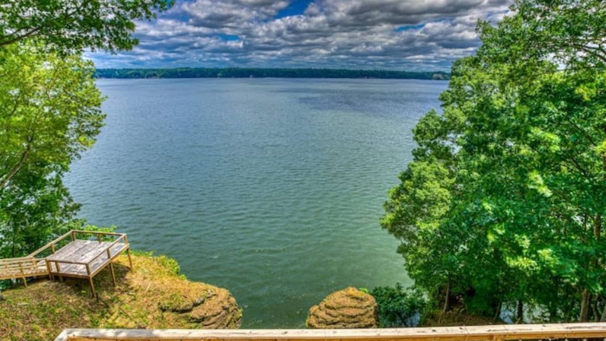 Muscle Shoals House | Luxury Lake Stay near RTJ Golf Course