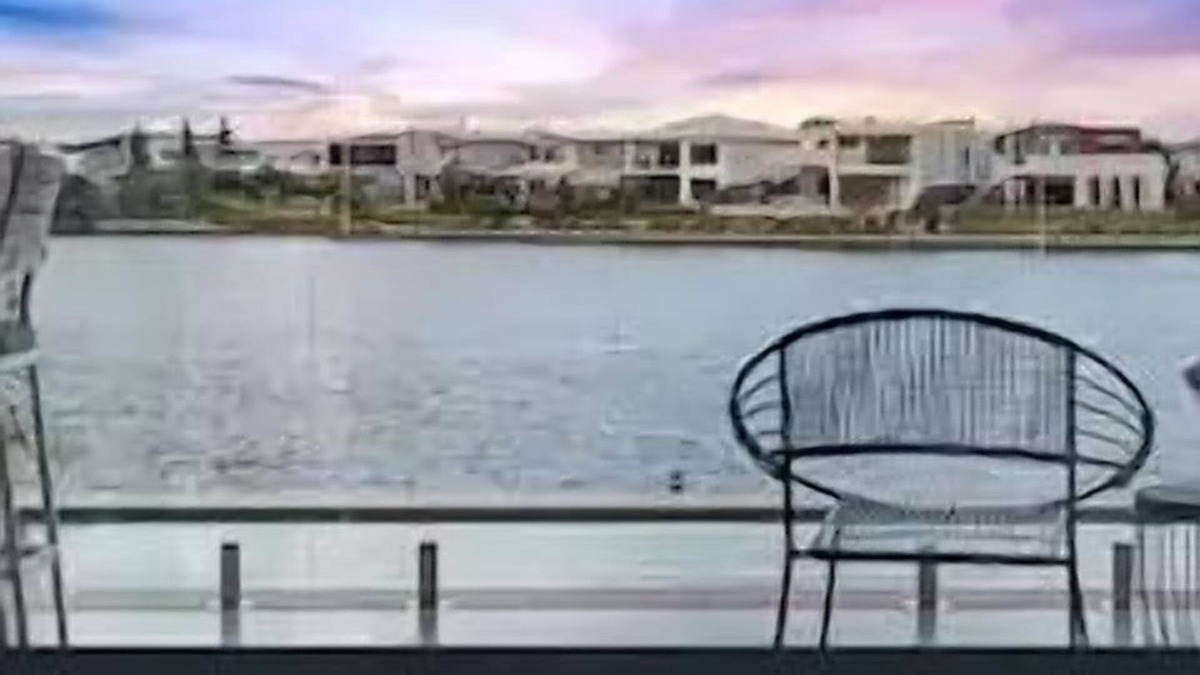 Birtinya Apartment | Luxury Lake View - with pool -Sunshine Coast
