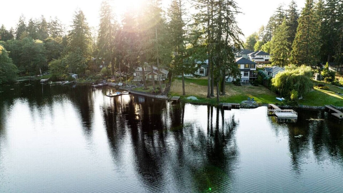 Lakeland South House | Luxury Lake Waterfront Friendly Retreat