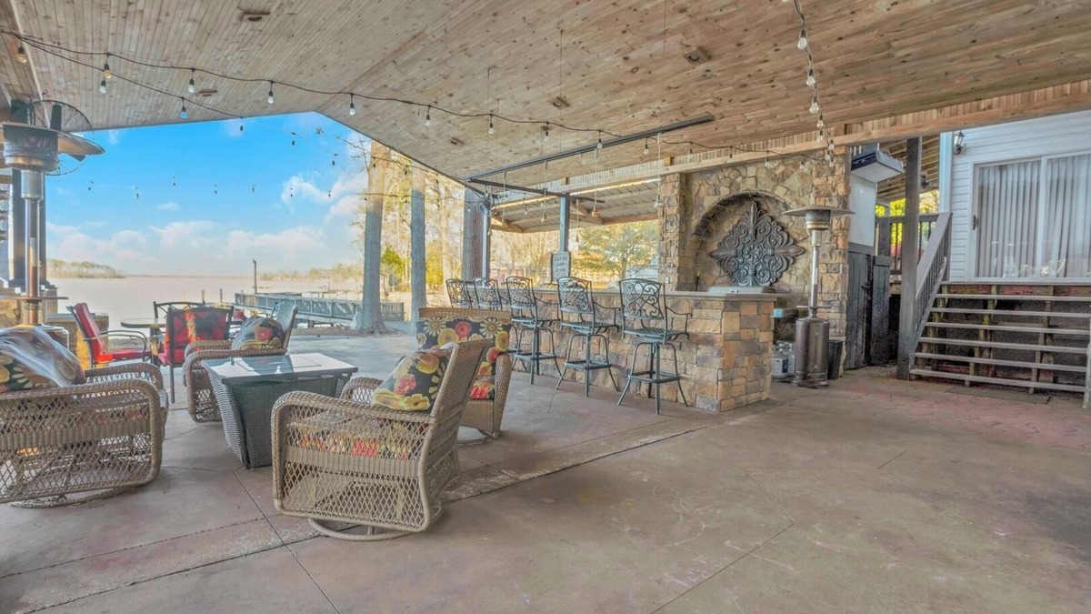 Gilbert Cottage | Luxury Lakefront 4br: Hot Tub, Game Room & Wi-fi
