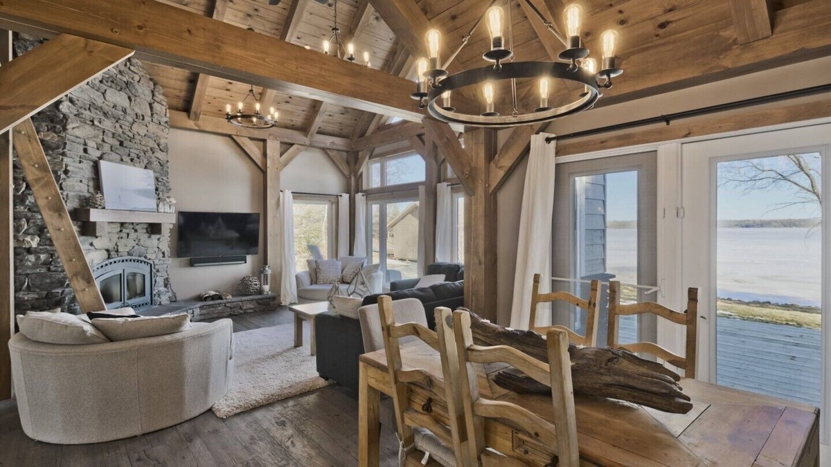 Caddy Lake Cottage | LUXURY LAKEFRONT COTTAGE