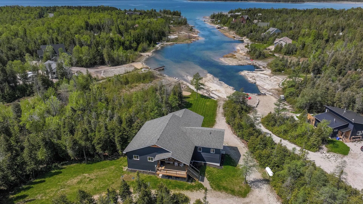 Stokes Bay Ski Chalet | Luxury Lakefront Escape w/Games Room