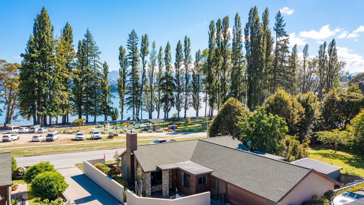 Wanaka House | Luxury Lakefront Home with Sensational Views