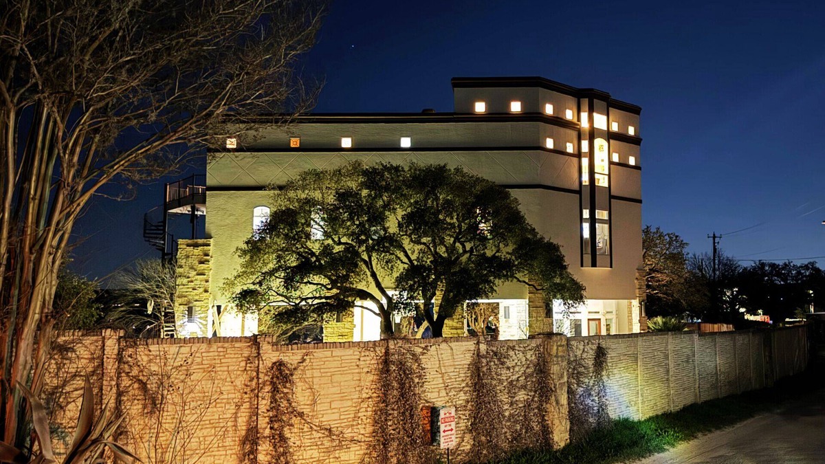 Hudson Bend House | Luxury Lakefront Property and Wedding Venue
