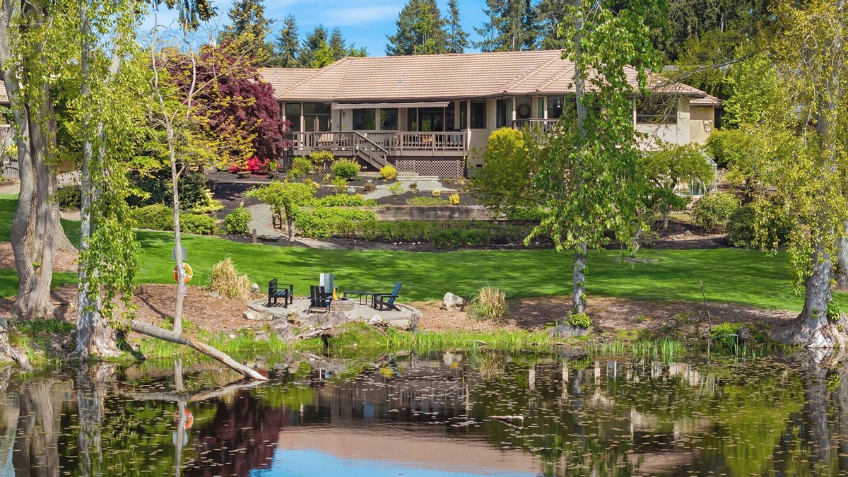 East Lake Hills House | Luxury Lakefront Retreat. #Bellevue #lakefront #vacation