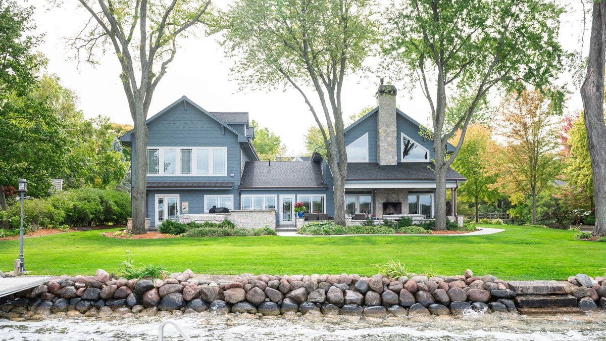 Oconomowoc House | Luxury Lakehouse on Lac La Belle with pier Oconomowoc