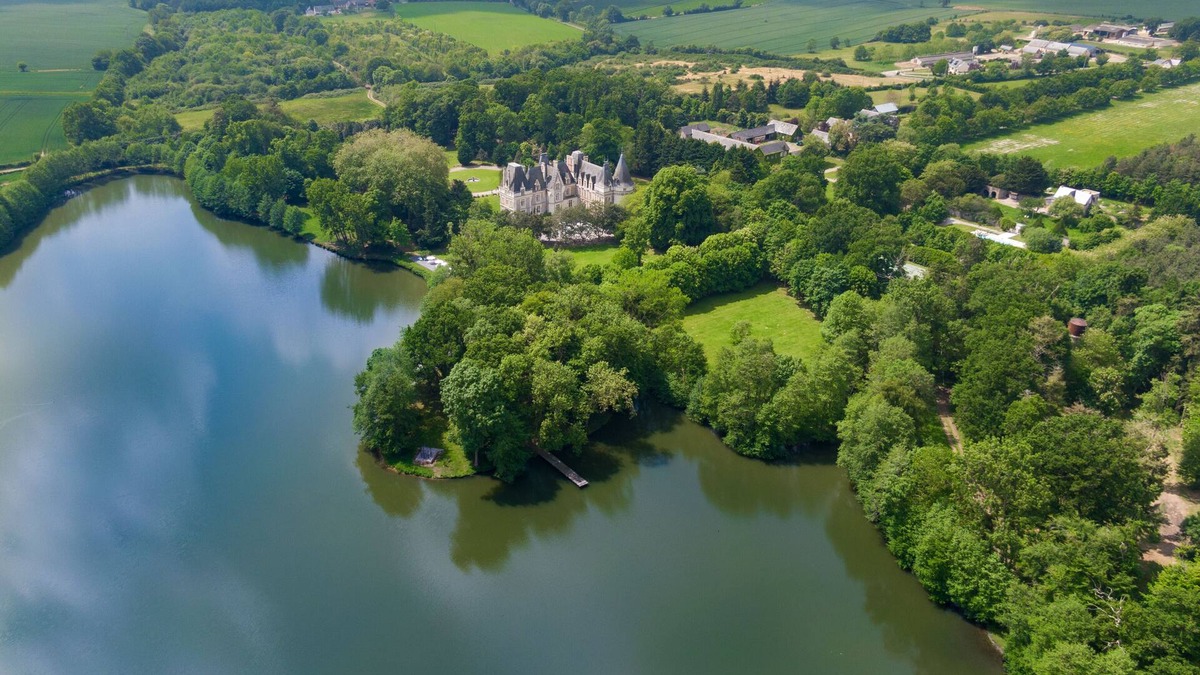 Brain-sur-Longuenee Other | Luxury Lakeside Castle, Onsite Pool, Tennis & Golf, 100 + Acre Park, Weddings