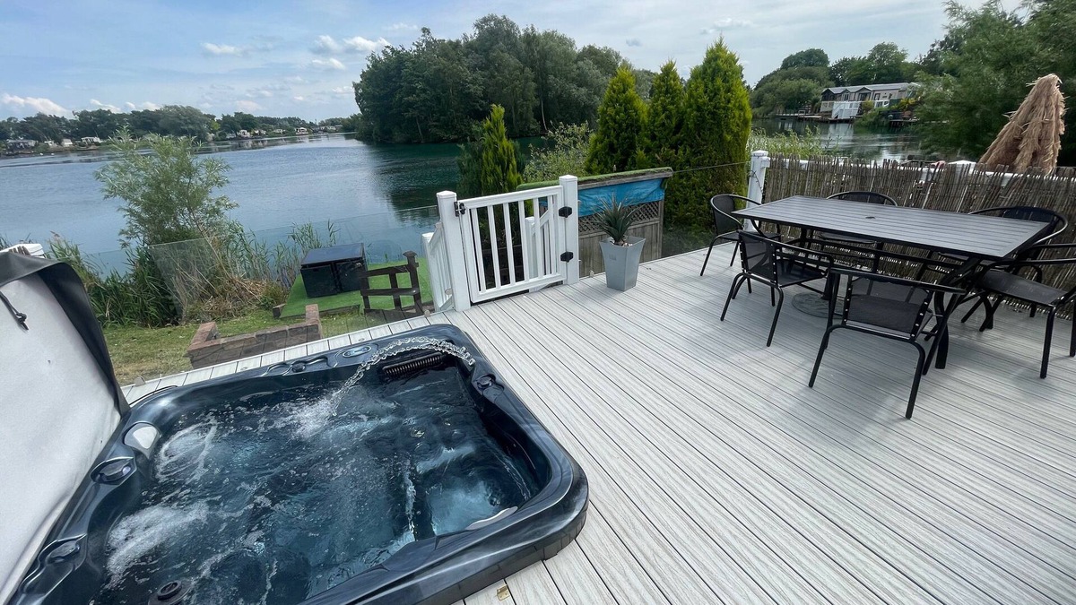 Tattershall House | Luxury lakeside caravan situated on award winning park Tattershall Lakes,private Fishing Peg,Hot tub