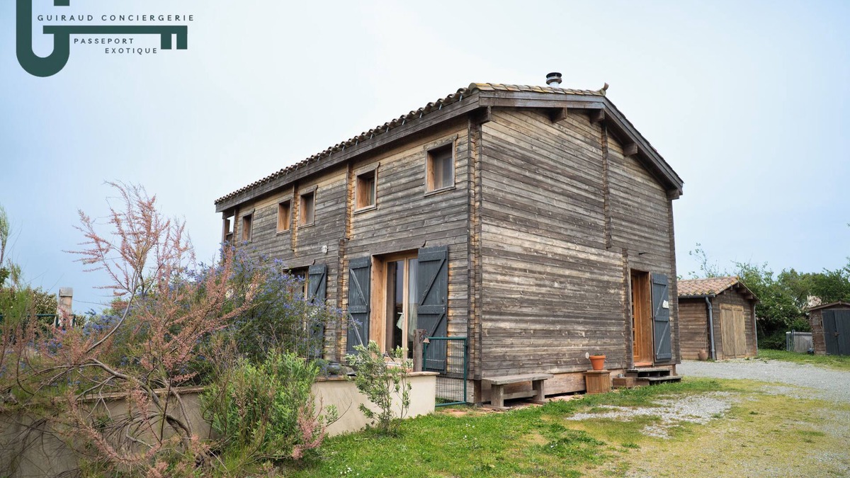 Molleville Cottage | Luxury lakeside cottage with swimming pool
