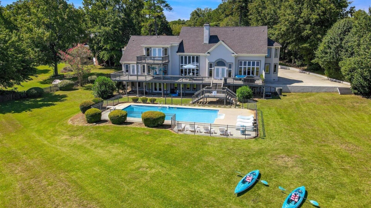 Evans House | LUXURY LAKESIDE ESCAPE: POOL, KAYAKS, BILLIARD & MORE - MASTERS GOLF RETREAT