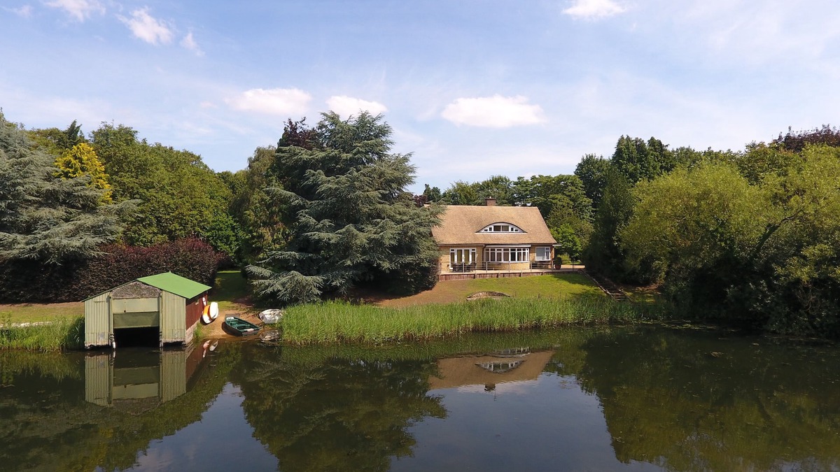 Frognall House | Luxury Lakeside Home In extensive grounds with boats, canoes and tennis court.