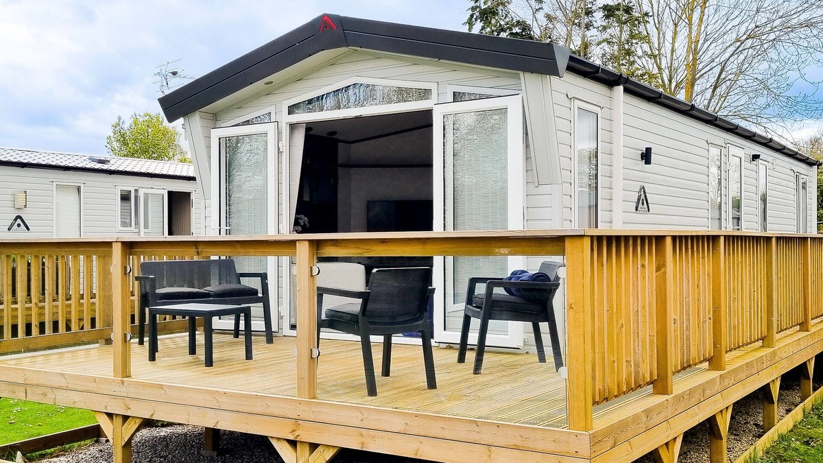 Swinton Cabin | Luxury Lakeside Lodge - Fishing Lake - Pet Friendly - 5 Miles From Flamingo Land