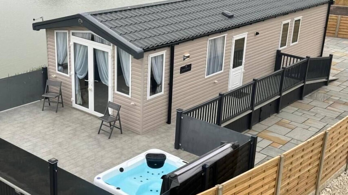 Addlethorpe Apartment | Luxury Lakeside Lodge 2