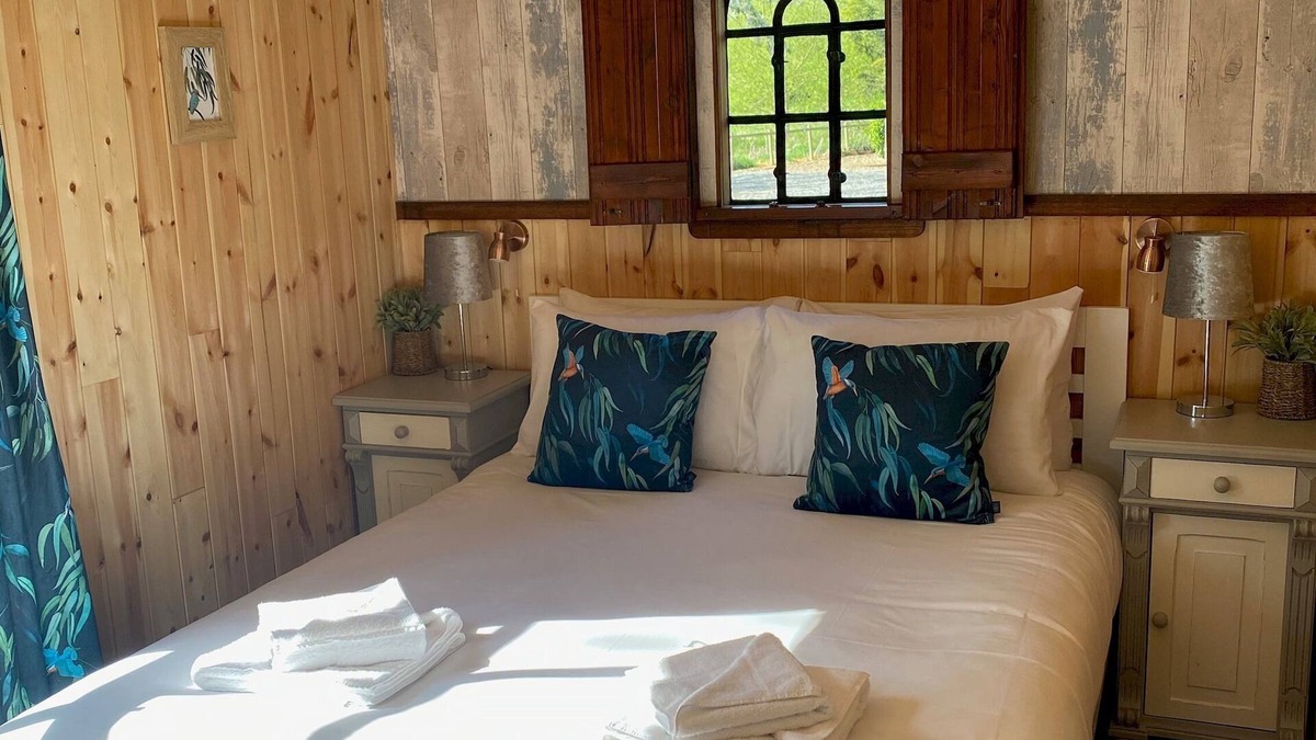 Dilton Marsh Ski Chalet | Luxury Lakeside Lodge KINGFISHER, with Hot Tub