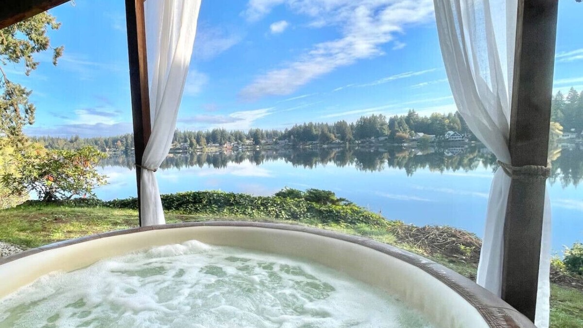 East Olympia House | Luxury Lakeside Retreat-S'mores Hot tub Watersports