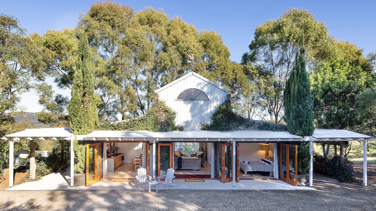 Wallis Lake House | Luxury Lakeview Barn