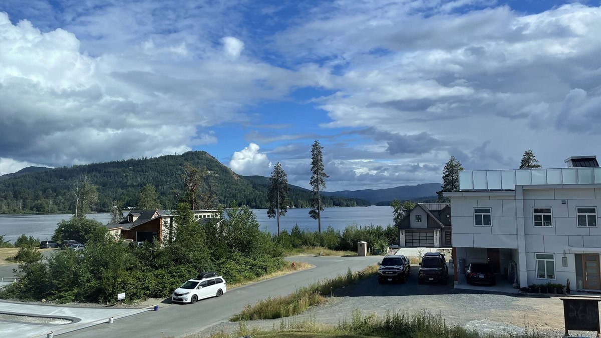 Shawnigan Lake House | Luxury Lakeview House w/Dock & Hot Tub