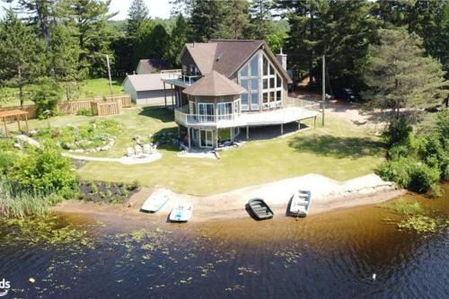 Kearney Ski Chalet | Luxury Lakeview Dream Cottage with Hot Tub