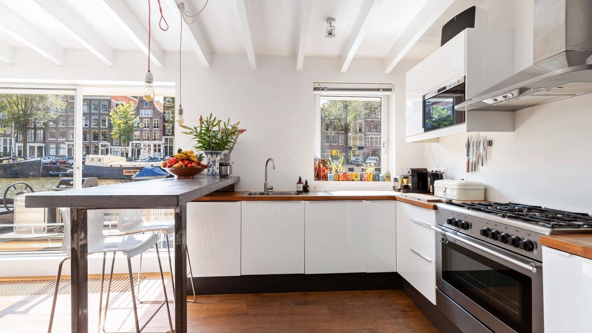 Nieuwmarkt en Lastage Boat Rental | Luxury large Houseboat-Apartment with Airco in City Center.
