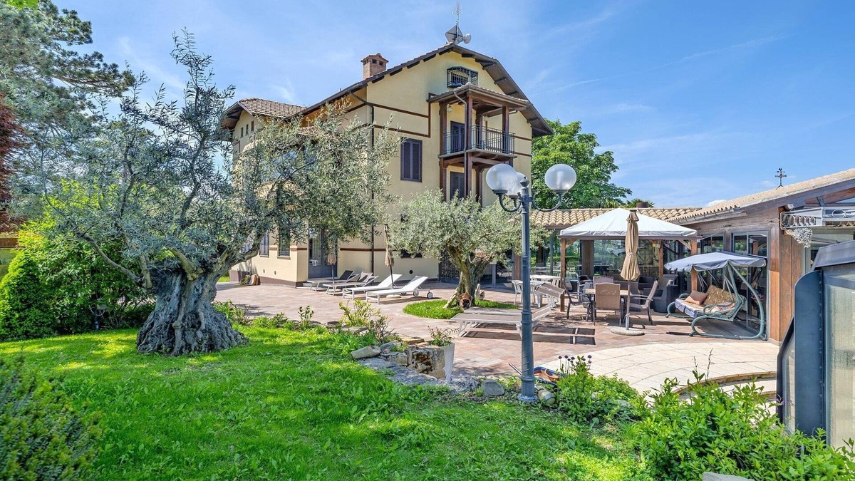 Tolentino Villa | Luxury large pool villa in Tolentino