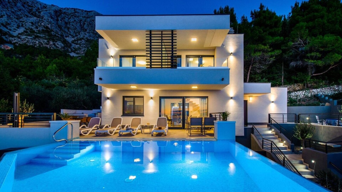 Zivogosce Villa | Luxury Leona villa near Makarska, heated pool