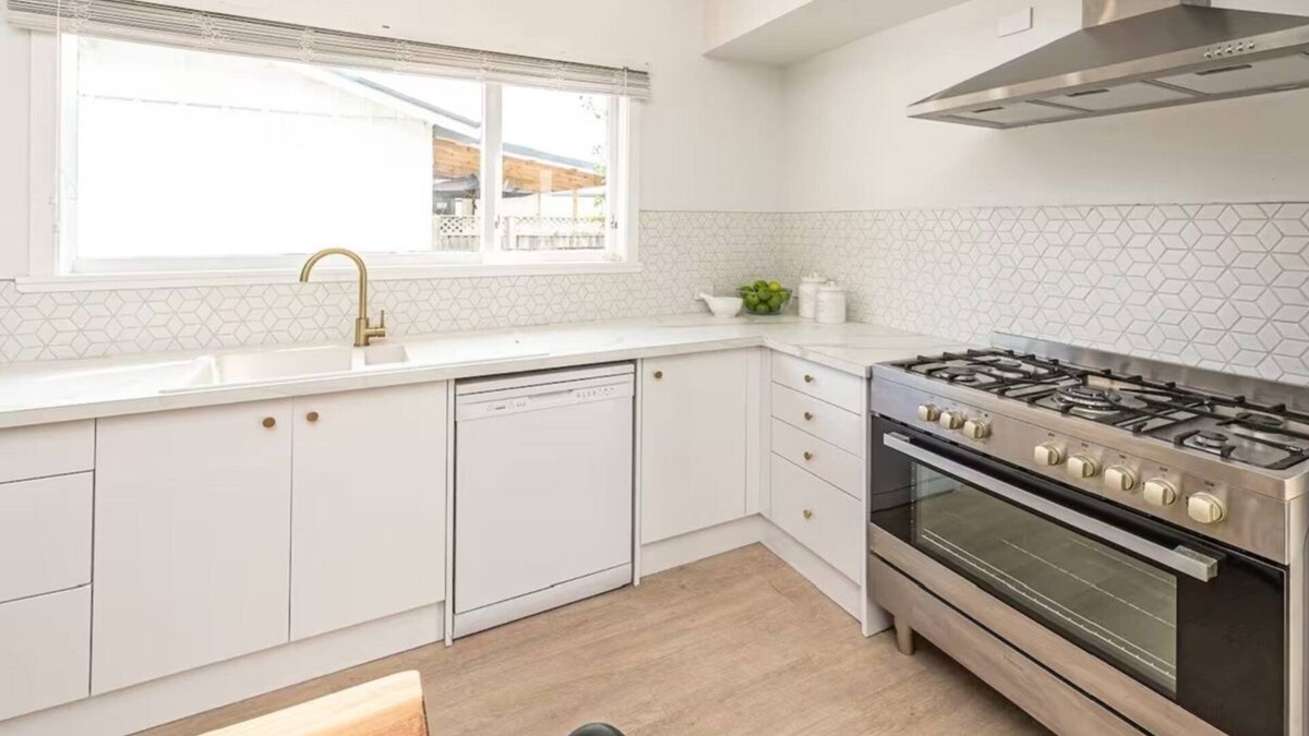 Whanganui Villa | Luxury Living Central College Estate Springvale