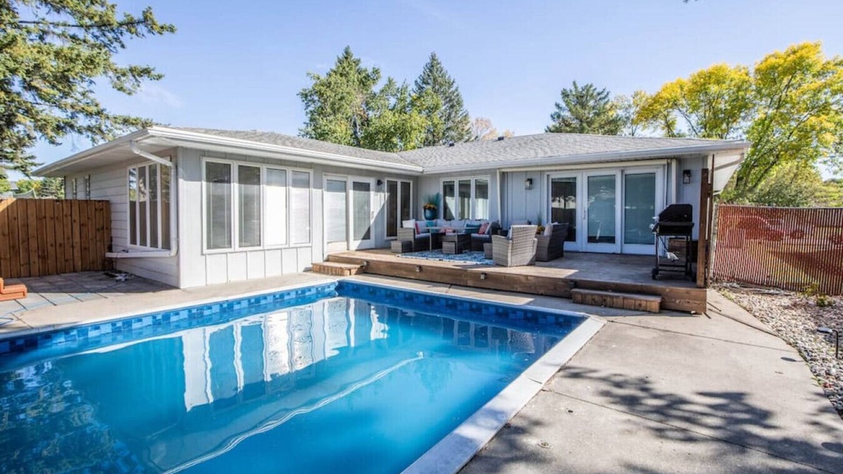 Fargo House | Luxury Living: Central 5 Bedroom Pool House