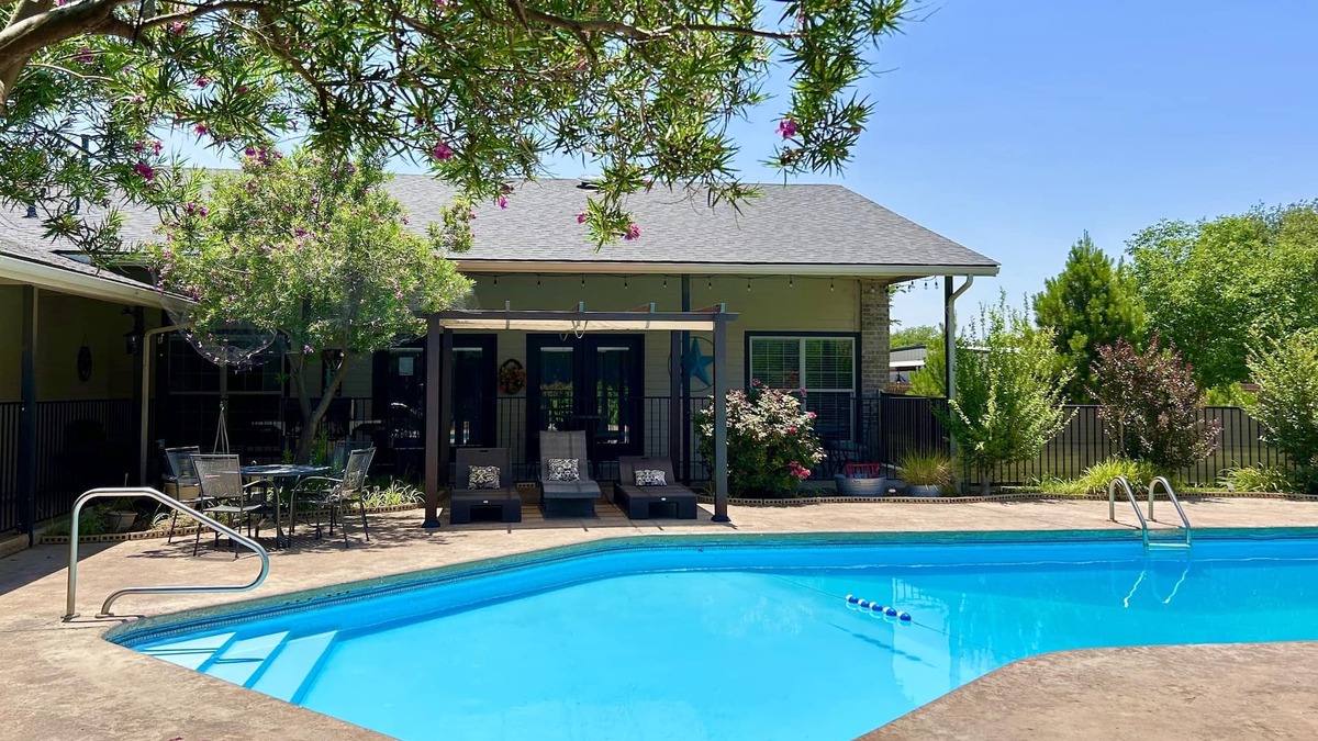 Wolfforth House | Luxury Living in a Country Setting and Minutes to Lubbock!