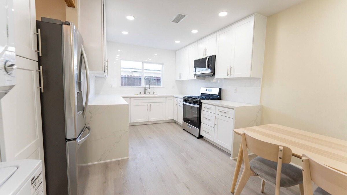 Downey Apartment | Luxury Living Redefined with a Charming 2-bedroom apartment in Downey