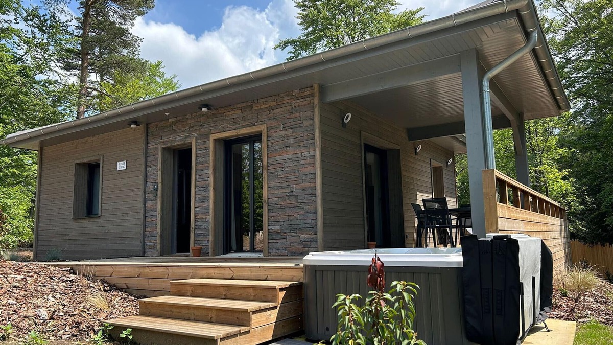 Le Chambon-sur-Lignon Cottage | Luxury Lodge with Private Hot Tub, Sports Facilities, and Wellness Options at Chambon-sur-Lignon