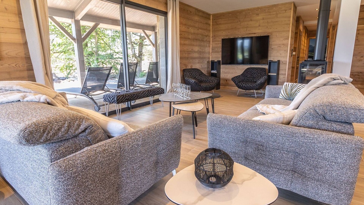 Le Chambon-sur-Lignon Cottage | Luxury Lodge on Golf Course with Private Hot Tub, Pool & Gym Access