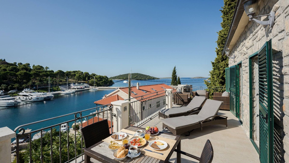 Maslinica House | LUXURY LOCATION: BAY, CASTLES & YACHTS OF MASLINICA BEFORE YOU * A DREAM!