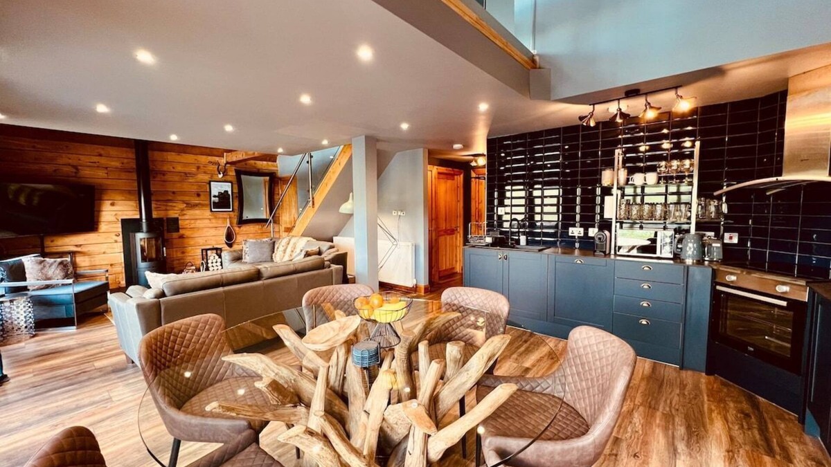 Foyers Cabin | Luxury Loch Ness lodge with hot tub & sauna