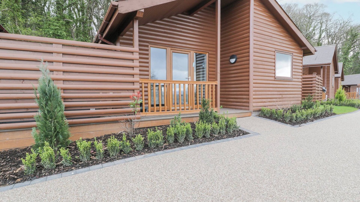 Dyserth Cottage | LUXURY LODGE 53, pet friendly, with pool in Dyserth