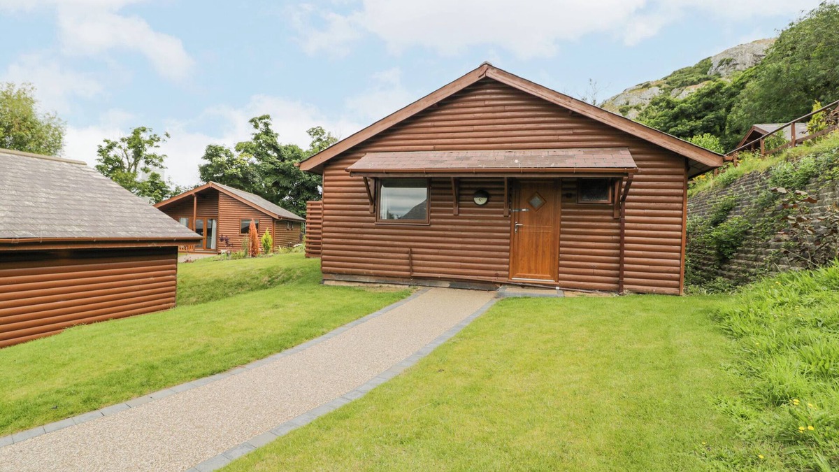 Dyserth Cottage | LUXURY LODGE 62, pet friendly, with pool in Dyserth