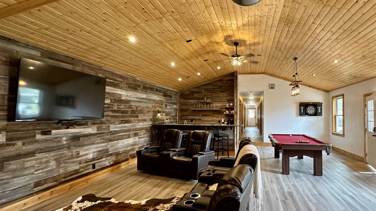 Waynoka Cabin | Luxury Lodge near Little Sahara. Perfect for Outdoor Adventure & Family Retreats