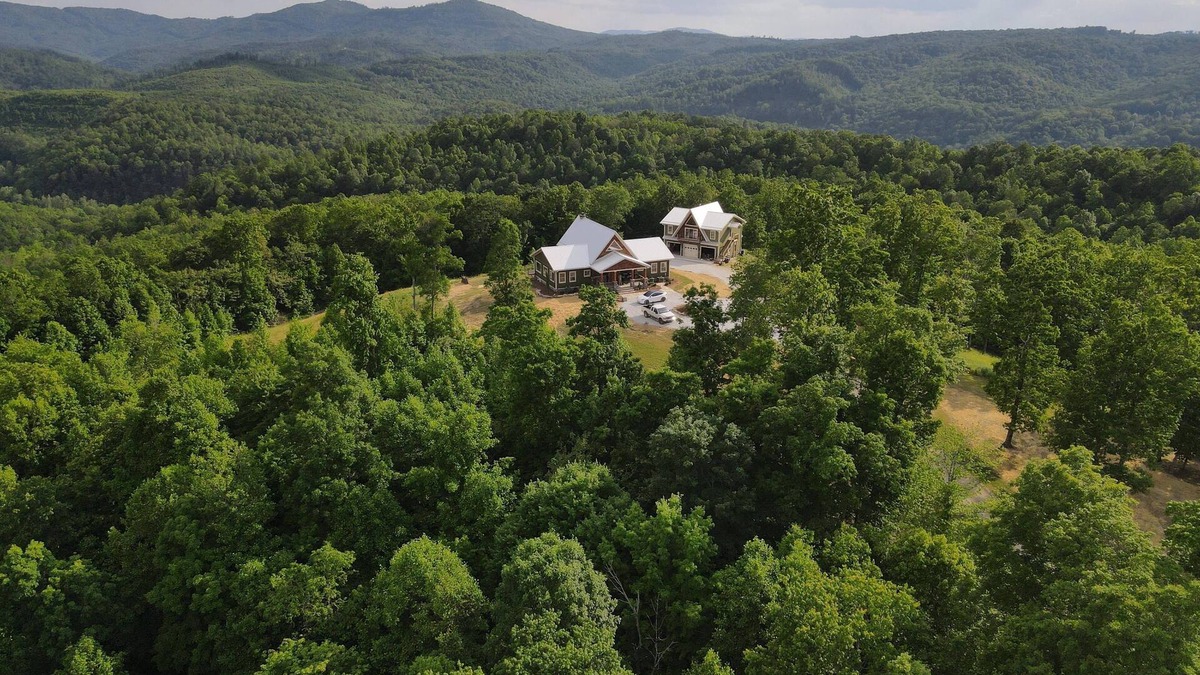 Winona House | Luxury Lodge with Ride-In-Ride-Out Location - WiFi - Sweeping Mountain Views