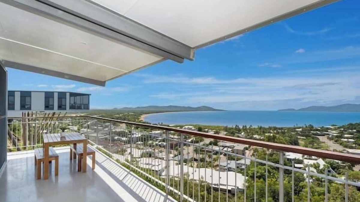Castle Hill Apartment | Luxury Loft with Stunning Views (Upstairs)