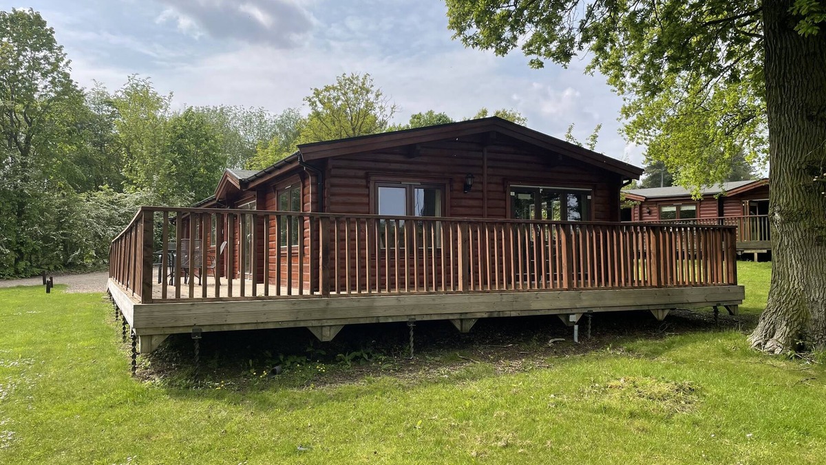 Kenwick Cabin | Luxury log Cabin With hot tub Overlooking the Kenwick Park Golf Course