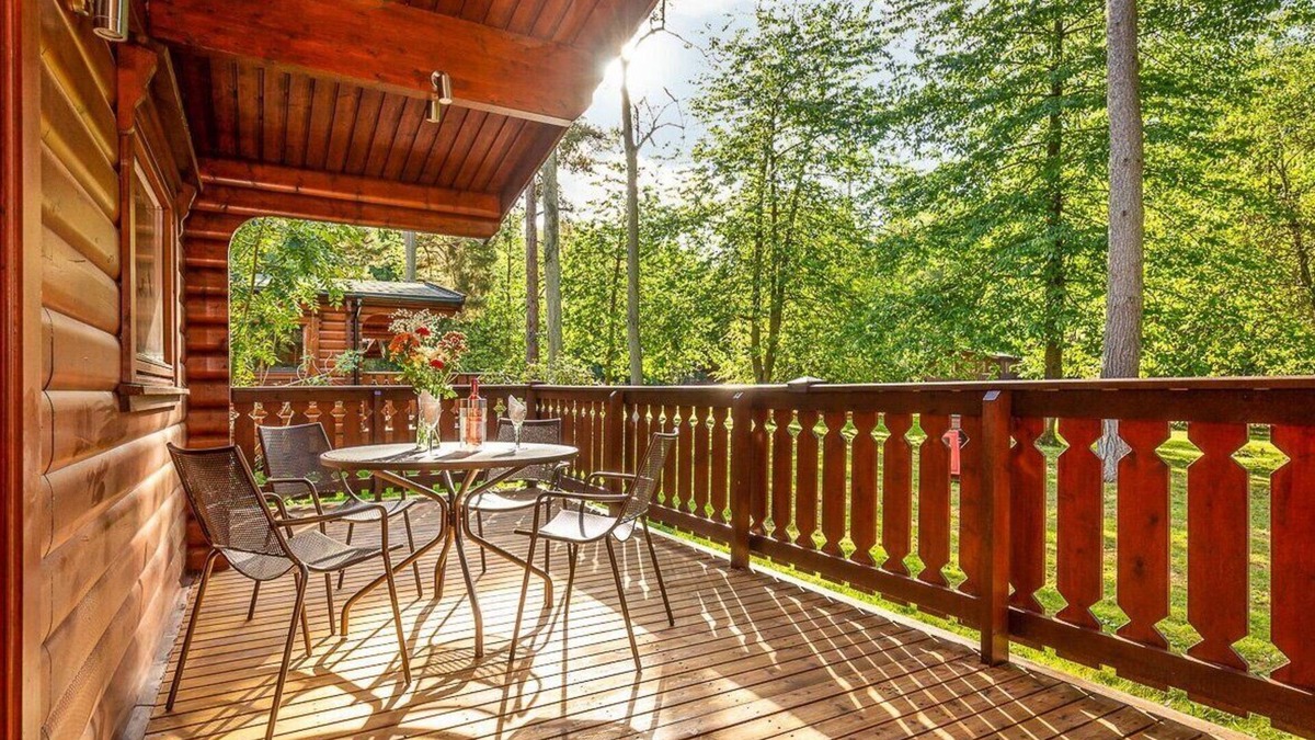 Louth Cabin | Luxury log cabin with veranda nestled in Kenwick Park, Louth