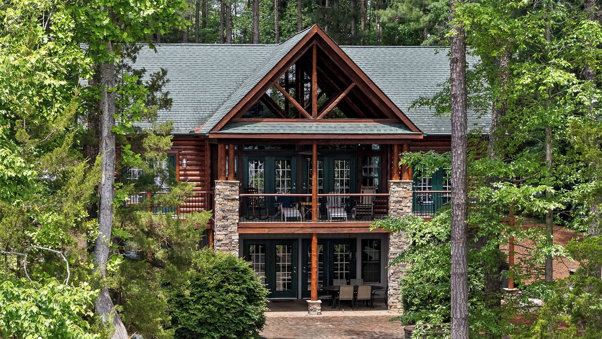 Henrico House | Luxury log home on main lake - pizza oven, fire pit, kayaks, SUP, pontoon